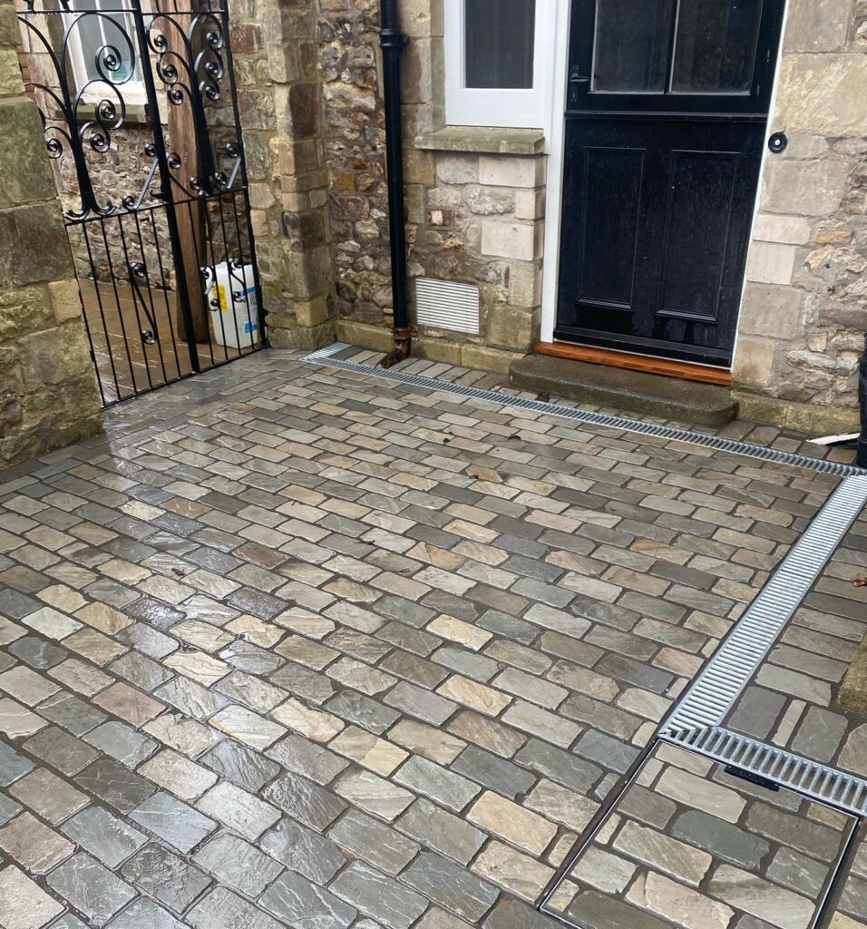 Sandstone setts with Flowpoint