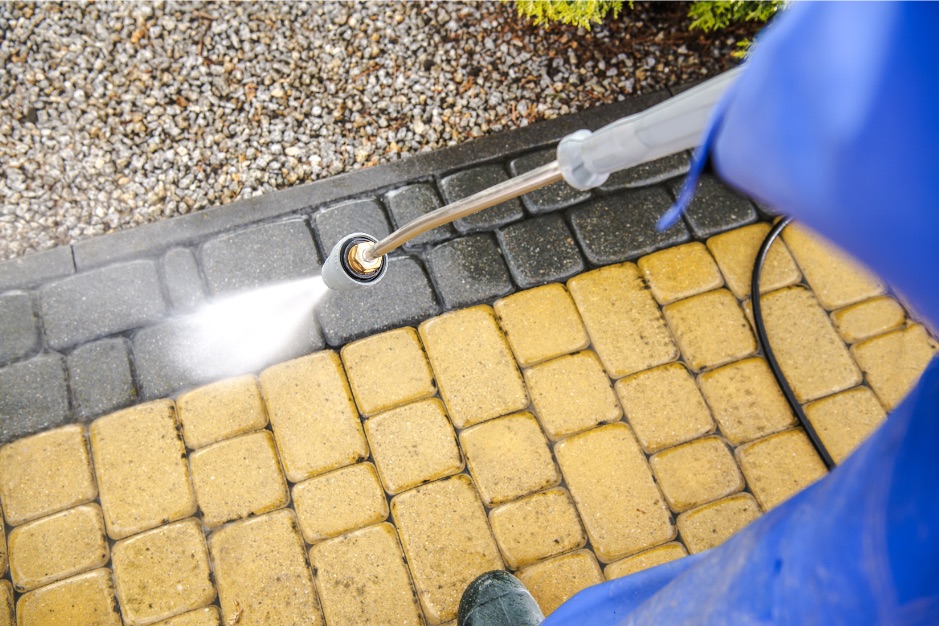 Cleaning block paving with a pressure washer